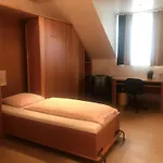 Au P\'Tit Max - Studios Hotel