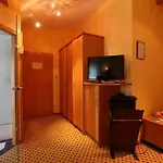 Au P\'Tit Max - Studios Hotel